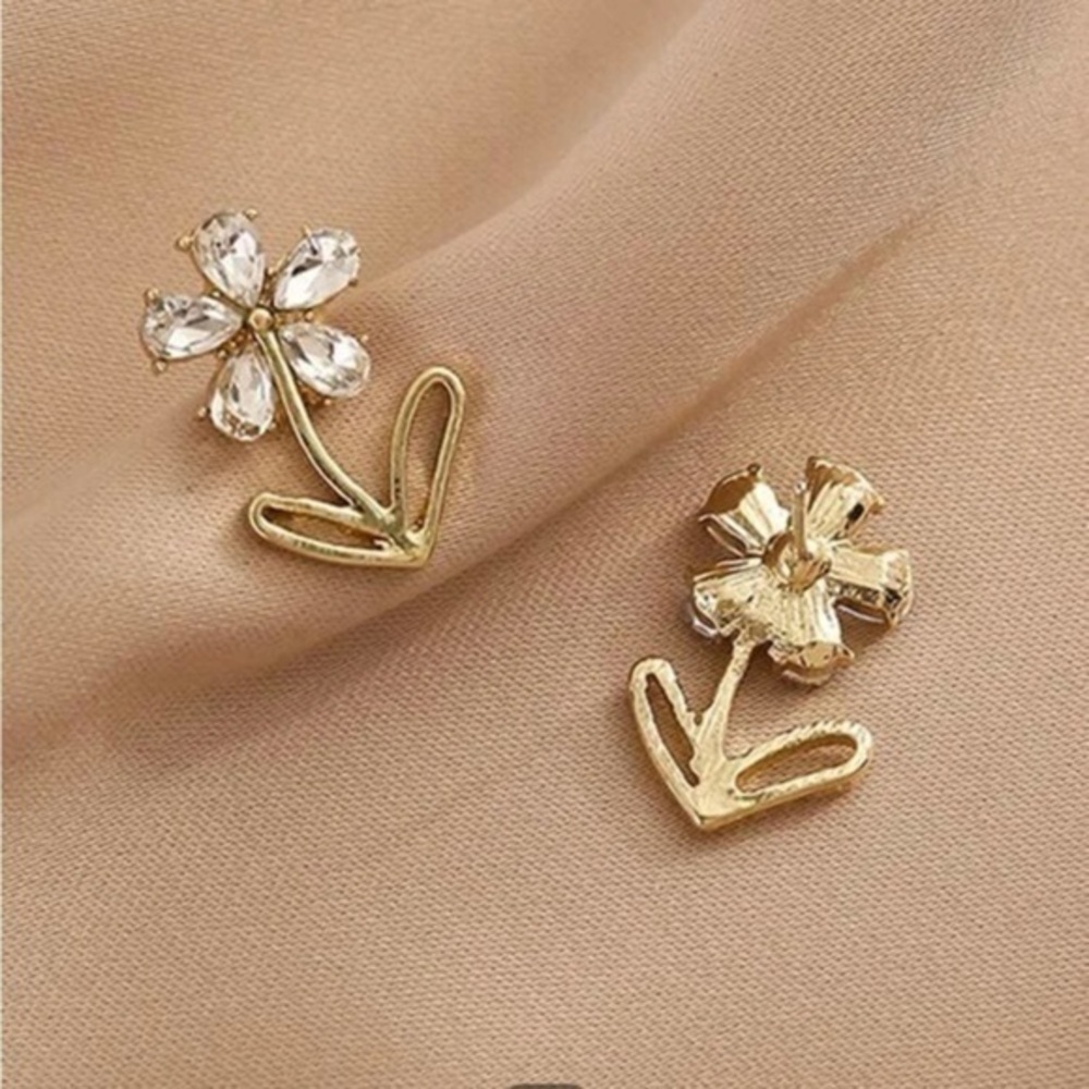 Flower Stud Earrings BRAND NEW